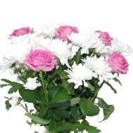 Bouquet of 5 roses and 2 chrysanthemums